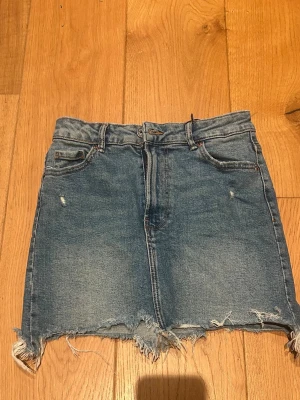 Jeanskjol - Jeanskjol i stl 36 från bershka. Säljer då den är för liten för mig. 