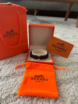 H-Armband - Riktigt snygg tillkommer med allt på bilden! 