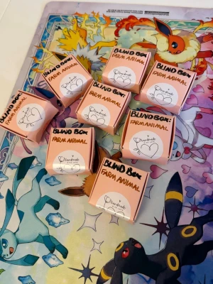 1 st blindbox farm animal nr 2 - Här har ni chansen att öppna en blindbox och få dessa söta bondgårdsdjuren som även är nyckelringar och har en berlock där det står ”mad with love”   Du har chans att få en av följande katt, får, hund, ko, gris, kyckling, kanin eller en secret som är ett rengbågs får🐑 Som sagt om du vill ha fler blinboxes måste du köpa fler annonser eftersom du bara får EN av denna annonsen🩷