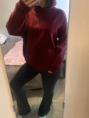 Mörkröd hoodie med huva - Säljer en enkel och snygg mörkröd hoodie med en perfekt huva. Hoodien har inga fläckar och inga täcken på användning. Säljer för att jag har för många hoodies❤️Den är i storlek XS men är lika stor som en hoodie i storlek S
