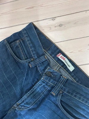 Levi's 506 blå  - Säljer ett par blå Levi's 506 jeans med rak passform. Ganska sällsynta nuförtiden men har en perfekt straight cut. Jeansen är i mycket bra skick. Storlek w30 L32. Hör av dig vid fundering