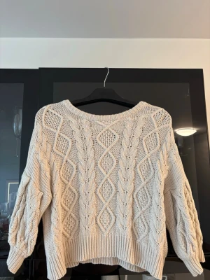Kabelstickad tröja NA-KD - Tröja från nakd, lite bredare i halsen (boatneck liknande). Storlek M