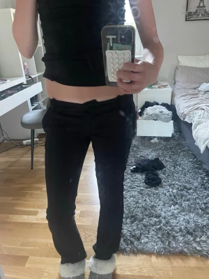 Svarta kostymbyxor med bootcut - Säljer ett par svarta kostymbyxor med bootcut-modell med lägre midja. Byxorna har klassisk passform och stängs med knapp och dragkedja. Perfekta för en clean och stilren look. Storleken är 32 tall och passar mig som är ca 170 lång. Nypris är 500kr❣️