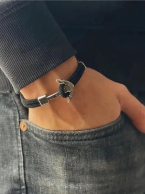 Majestic Garments armband  - Armband av Majestic Garments. Helt nya för endast 129kr! Begränsat antal så först till kvarn. Finns 3 färger! 