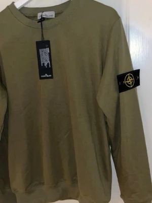 SI sweatshirt - Helt ny, aldrig använd. Storlek L men sitter som M. Passar M. Qr koden fungerar.
