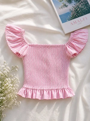 Rosa randig smockad topp med volang - Supersöt rosa topp med vita ränder och smockad kropp. Toppen har korta puffärmar och volangkant nertill. Perfekt för dig som gillar en feminin och trendig stil. Materialet känns lätt och luftigt.