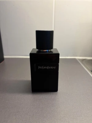 Yves Saint Laurent Y Le Parfum 60ml - Mängd enligt gummibandet. 60ml flaska. Denna doft tillverkas inte längre så kommer bli svår att få tag på framöver 