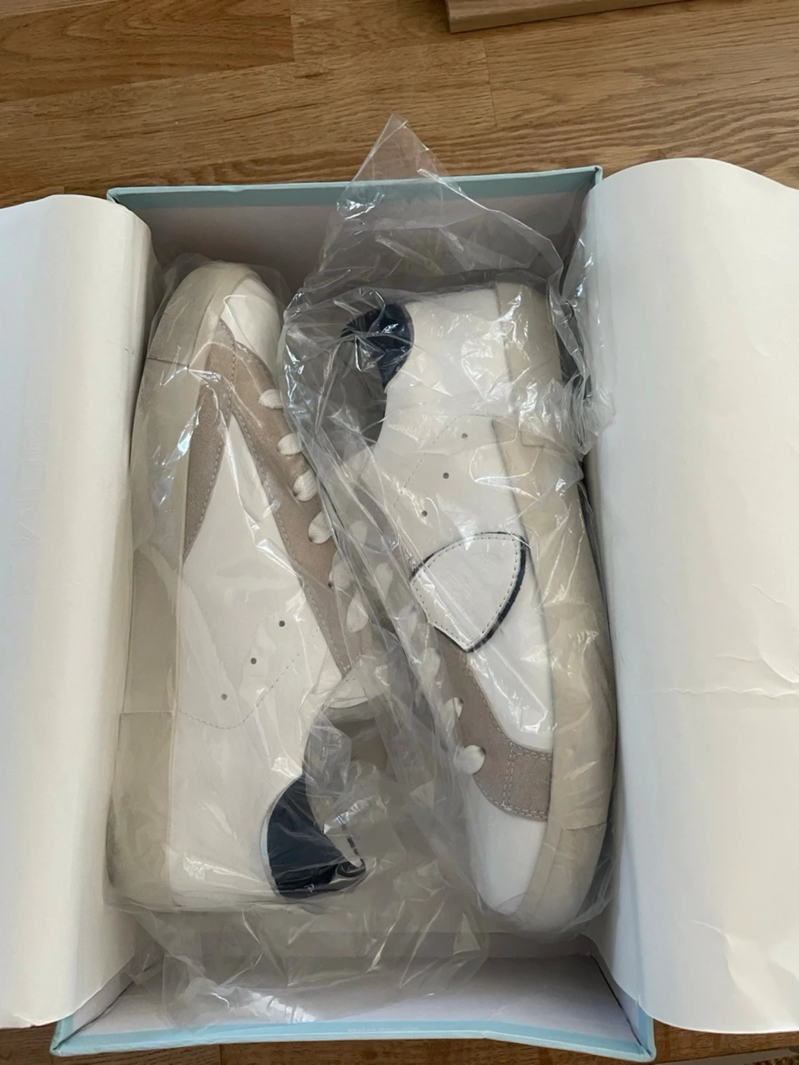 Vita sneakers från Philip Hog