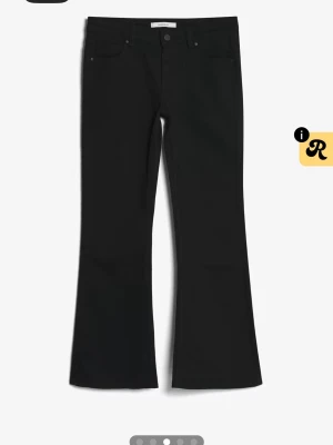 Svarta bootcut jeans Bikbok  - Snygga svarta bootcut jeans från BikBok i modell Vera Petite i storlek W38. Använda en gång och köpta för 500kr