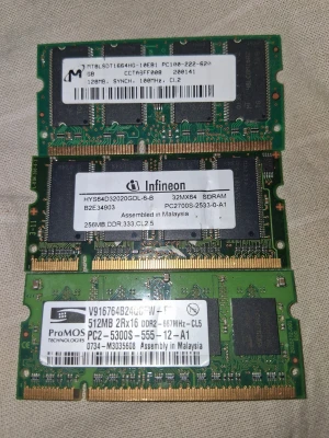 Tre olika RAM-minnen för laptop - Säljer tre stycken laptop-RAM-minnen: ett från Infineon (256MB DDR 333), ett från ProMOS (512MB DDR2 667MHz) och ett från Micron (128MB SDRAM 100MHz). Alla är gröna med svarta minneschip och har SO-DIMM formfaktor.