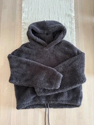 Dam svart fluffig hoodie  - Storlek XS ifrån H&M. Skickas inom 48h kicka in min profil för mer fina plagg. Skriv om ni har några frågor!