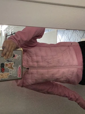 Rosa pufferjacka från Everest - Säljer en ljusrosa koftjacka  från Everest med quiltad framsida och släta ärmar. Jackan har dragkedja framtill och broderad logga på ärmen. Perfekt för kalla vårdagar och riktigt snygg färg som sticker ut.