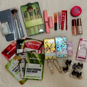 Stort skönhetspaket med smink & accessoarer - Ett komplett skönhetspaket med sminkborstar, ansiktsmasker, läppbalsam, läppglans, parfymer, blushsticks och smycken. Innehåller både makeup och hudvård samt söta accessoarer.