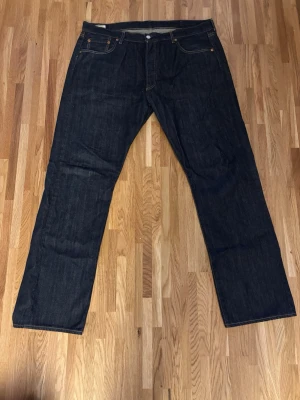 Mörkblå jeans från Levi's - Säljer ett par klassiska mörkblå jeans från Levi's. W40 & L34