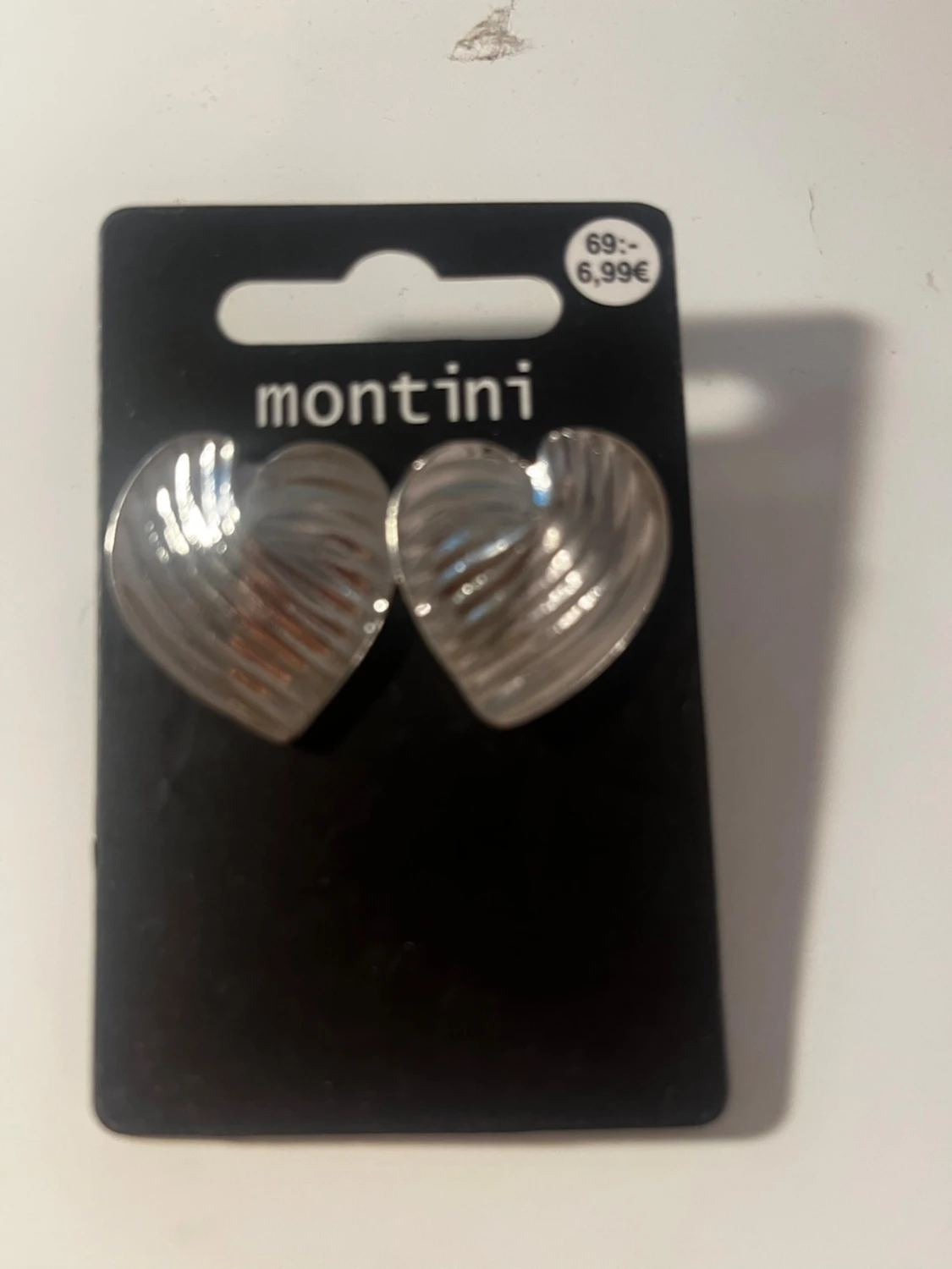 Silverfärgade hjärtörhängen Montini