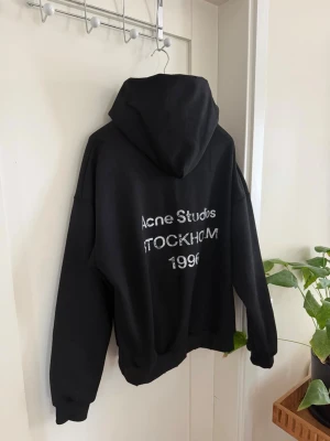 ACNE STUDIOS HOODIE - Säljer bland de populäraste plaggen för i år | Extremt eftertraktad | Nästintill ny | Nypris ca: 5300kr | Storlek M | Kan gå ned i pris vid snabb affär | 