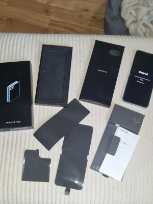 Samsung Galaxy Z Flip4 svart/silver - Samsung Galaxy Z Flip 6 512GB blå. Startar och fungerar men har skärmfel: streck vid vikning, pixelprick och ibland flimmer/färgfel. Ej sprucken skärm. Chassi i bra skick. Batteri 4000 mAh, 100% hälsa. Ingår originalförpackning, samt så ingår skal. Säljes pga skärmdefekt. Kan användas som den är, eller lagas. Pris kan diskuteras vid snabb affär.