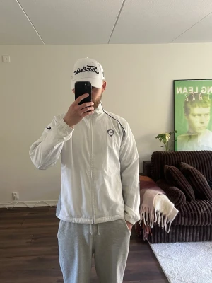Vit Nike tröja - - Är i samma skick som när den köptes secondhand - Ljusare gula fläckar på högra ärmen samt på insidan av kragen - Liten svart fläck vid högra fickan - Har vanligtvis S och är 180 lång