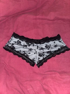 Y2k Emo pyjamas bootyshorts - Jättesöta pj shorts! Ej använda då de är lite för små för mig <\3. Storlek XS-S