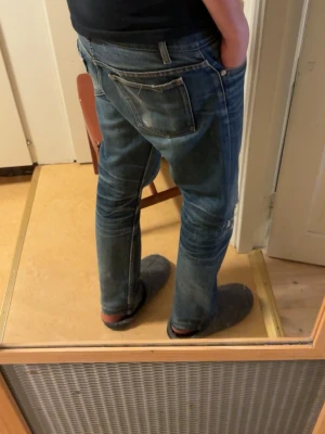 Apc selvage jeans - Säljer ett par blå slim fit jeans med snygga slitningar och tvättade detaljer. Jeansen har klassisk femficksdesign, normal midja och raka ben. Perfekta för en avslappnad och trendig look. Materialet är denim i bomull.