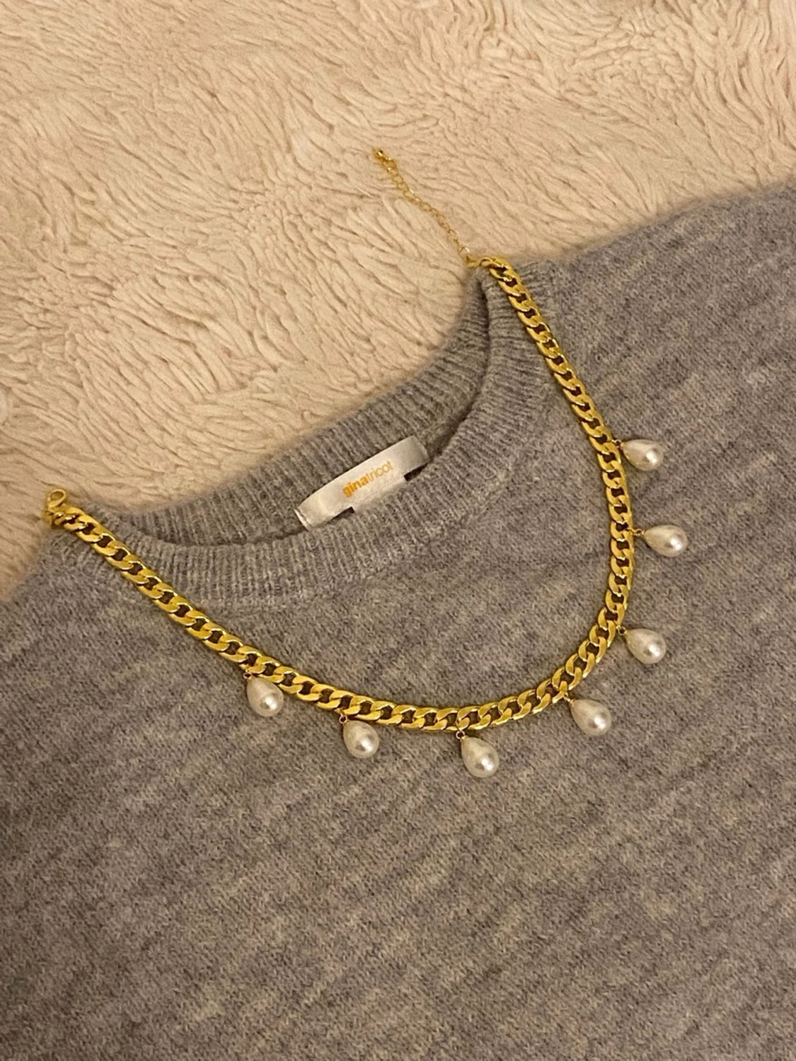 Guldfärgat halsband med pärlor