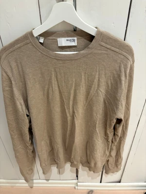 Beige tröja från Selected Homme - Stickad tröja från Selected Homme. Något liten i storleken. 