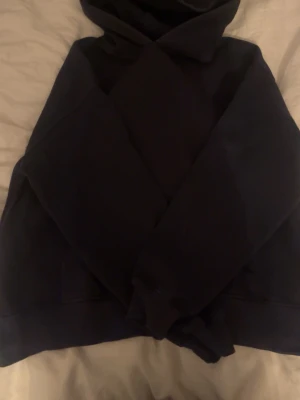 Två hoodies i svart och rosa, båda för 80kr - Säljer två stilrena hoodies, en i svart och en i ljusrosa. Båda har klassisk huva och ribbade muddar vid ärmar och nederkant. Perfekta för en avslappnad look och gjorda i mjukt bomullsmaterial.Rosa i stl xs och blåa i stl M 