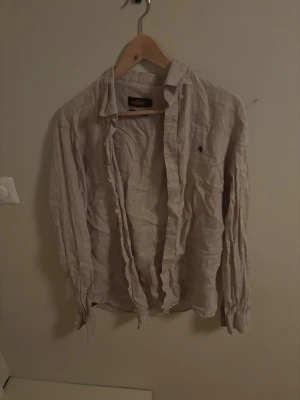 Beige linneskjorta från Morris - Snygg beige skjorta från Morris. Jätte fint skick, knappt använd, nyss från tvätten därav är skjortan lite skrynklig🤣 jätte fint linne material också!