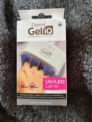 Depend GeliQ UV/LED Lampa - UV/LED-lampa från Depend GeliQ för härdning av gelnagellack. Lampan är vit och kompakt med timerfunktion på 30 och 60 sekunder. Perfekt för hemmabruk när du vill fixa snygga gelnaglar snabbt och smidigt. Helt oanvänd då jag fick i julklapp fast att jag redan äger en sedan innan. ☺️🩷