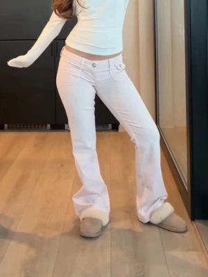 Rosa jeasn från Nelly  - Rosa jeans från Nelly, aldrig använda då dom tyvärr var lite långa på mig.