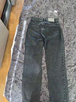 Grå mom jeans från Pull&Bear - High waist och raka ben | passar även S