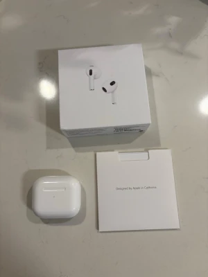 Apple AirPods Pro med laddningsetui - Säljer ett par Apple AirPods 4 med trådlöst laddningsetui. De är vita och har en stilren, minimalistisk design i blank plast. Levereras med originalförpackning och manualer. Perfekta för musik, samtal, träning och även jobb, har använt dom i ca 1 månad så dom är jätte fräscha och nästan helt nya, inga fel på dom allt funkar perfekt.