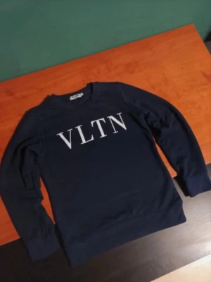 Valentino tröja  - Marinblå tröja från valentino, toppskick! Inga märken skador eller defekter. Storlek S, inga konstigheter. Måtten ser ni på bilderna. Hör av dig vid intresse! Priset är inte hugget i sten. 