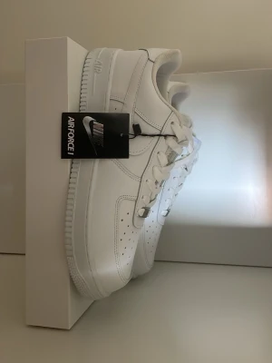  Nike Air Force 1 whites  - Air Force 1 whites, perfekt för sommaren och våren. Helt oanvänd.