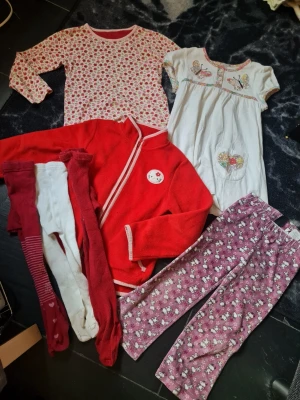 Flickkläder paket stl 98/104 - Färgglada plagg till flicka i mycket fint skick 