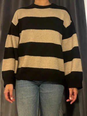 Beige och svart randig stickad tröja - Bra skick storlek S