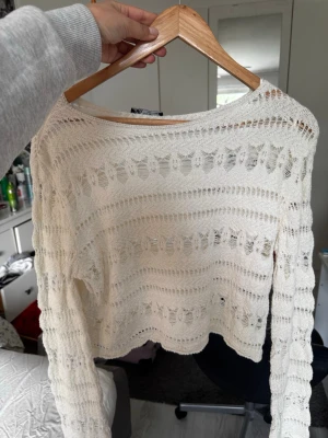 Vit virkad stickad tröja Zara - Säljer en vit stickad tröja från Zara med virkat mönster och genombrutna detaljer.  I storlek M