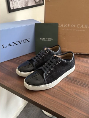 Lanvin cap toe - Säljer nu dessa lanvin cap toe i färgen navy blue // nästan helt nya bara använda ett par gånger (köpta i tidig april och finns kvitto på de)  // allt og följer (papper, dustbag, extra skosnören och box)  även kortet från care of Carl och kartongen därifrån. Kom med bud vid intresse och tveka inte om att komma med frågor i dm.