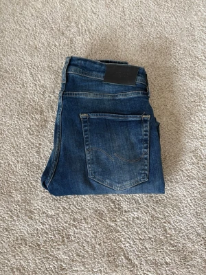 Blå slim fit jeans från Jack&jones - Snygga blå taperd fit jeans från Jack and Jones i storlek 28 midja 30 längd inga defekter använd fåtal gånger skriv vid funderingar 