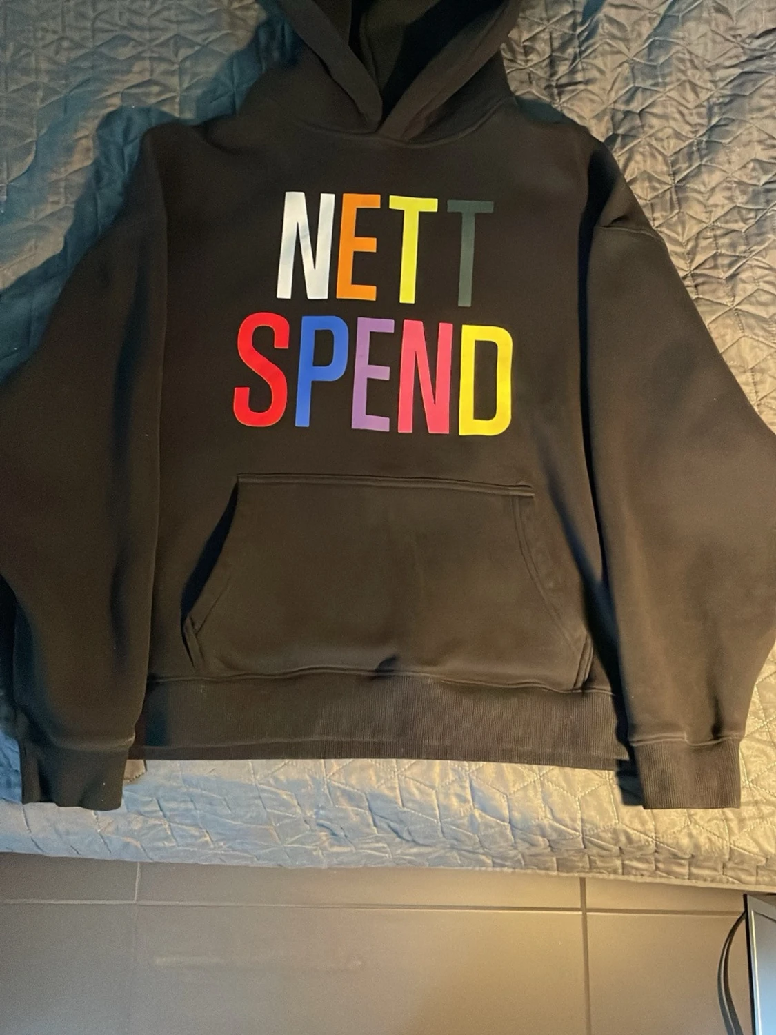 Svart hoodie med färgglad text