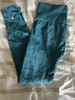 Gymshark tights - Säljer dessa tights från gymshark då de ej passar längre. De är från kollektionen Vital och färgen finns inte kvar på hemsidan längre. De är i perfekt skick och användbar ca 5 ggr. Nypris 549kr.