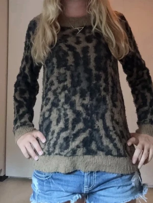 Stickad tröja - Säljer en mysig stickad tröja från Object i storlek M. (Funkar precis lika bra som en s!)Tröjan har leopardmönster i mörkbrunt och svart med ribbade muddar och rund hals. Perfekt för dig som vill ha en riktigt mysig och trendig look under hösten och vintern men funkar även jättebra som en pullover till sommaren! Nypris 500 kr💗 Skriv för frågor!💗