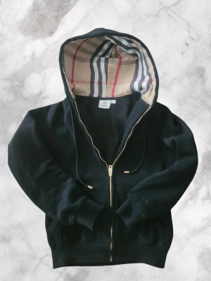 svart burberry zip  - Svart burberry zip helt ny testat på några gånger är S men folk i xs/xxs passar i den för den är för liten för mig 