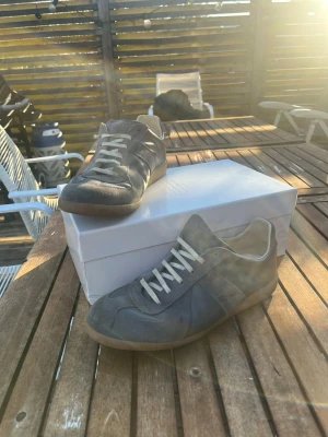 Grå Maison Margiela Gats - Priset därav lappen på sulan har lossnat, annars är det i bra skick👍 Storlek:43 || Nypris:5499 Mitt Pris: 2299