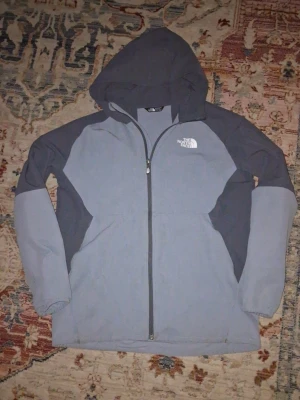 Grå Vindjacka från The North Face - Använd ett fåtal ggr, Storlek Xxl för barn men passar s, Skriv om ni har frågor.
