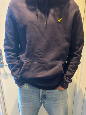Lyle & Scott hoodie  - Säljer min brors lyle & scott hoodie. Köpt för länge sen och max använd 5 gånger, jättebra skick och inga defekter förekommer. Hör av er om ni har frågor 