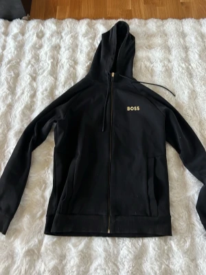 Hugo Boss Zip hoodie - Säljer min fina och sparsamt använda Hugo Boss zip up hoodie i storlek M
