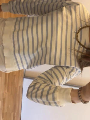 Randig tröja från MNG i blått och vitt - Säljer en fräsch randig tröja från MNG i storlek 152 cm. Tröjan har blå och vita horisontella ränder, rund halsringning och ribbade muddar vid ärmslut och nederkant. Perfekt för en chill och stilren look.
