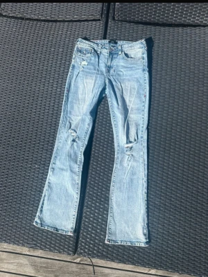 True religion jeans - Så snygga true religion jeans i ljusblå med hål.Köptes på Raglady för 1500kr använt fåtal gånger dem är i storlek 26.