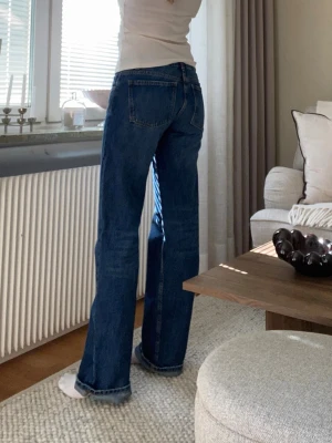 Raka lätt utsvängda jeans från Zara  - Säljer ett par snygga mörkblå jeans från Zara med rak passform och lätt utsvängda ben🤍Väldigt trendiga och enkla att styla till både vardag och fest! storlek 36
